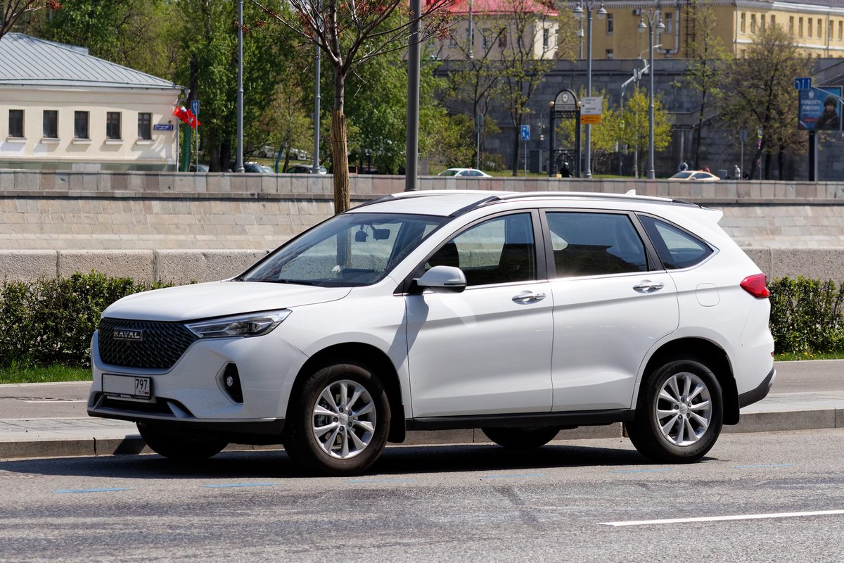Haval M6 белого цвета, вид сбоку, Москва, май 2026 года