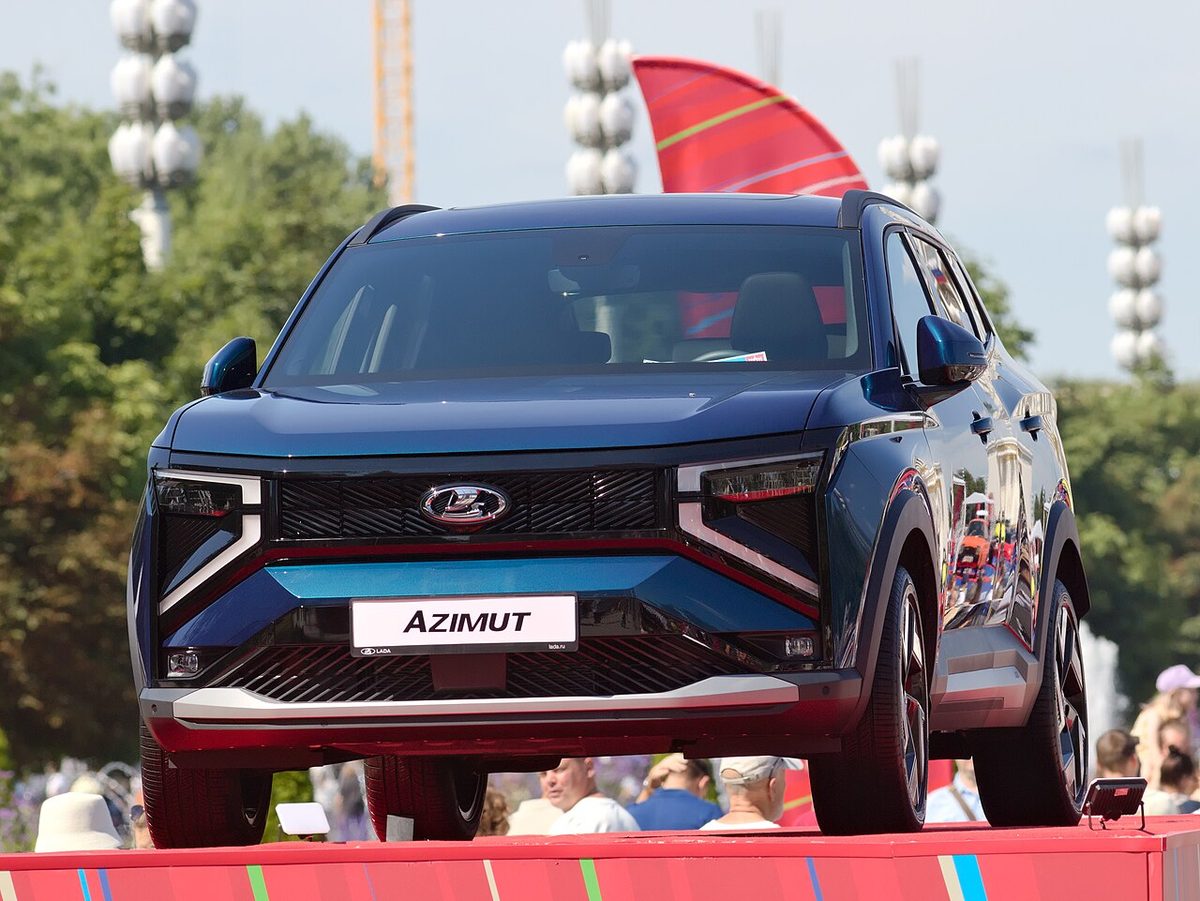Lada Azimut 2027 модельного года, вид спереди, на выставке в Москве в августе 2026 года