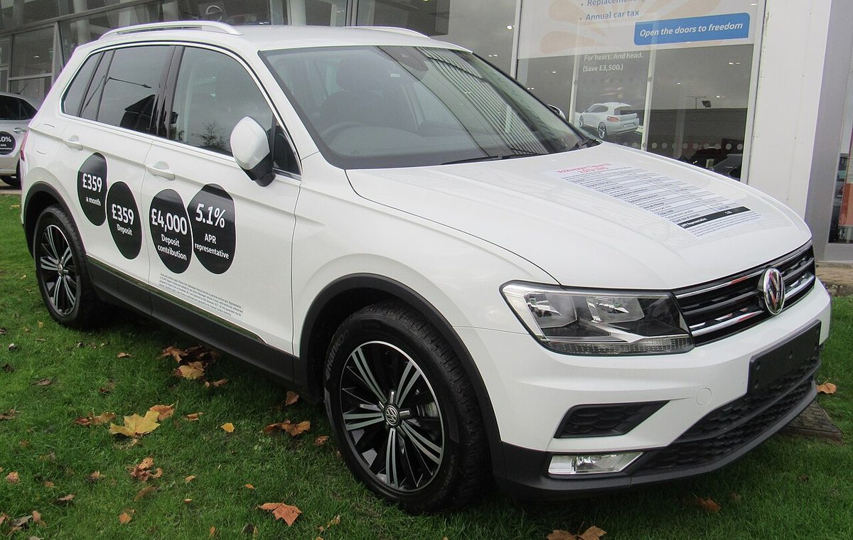 Volkswagen Tiguan второго поколения (2017) — одна из моделей, попавших под отзыв
