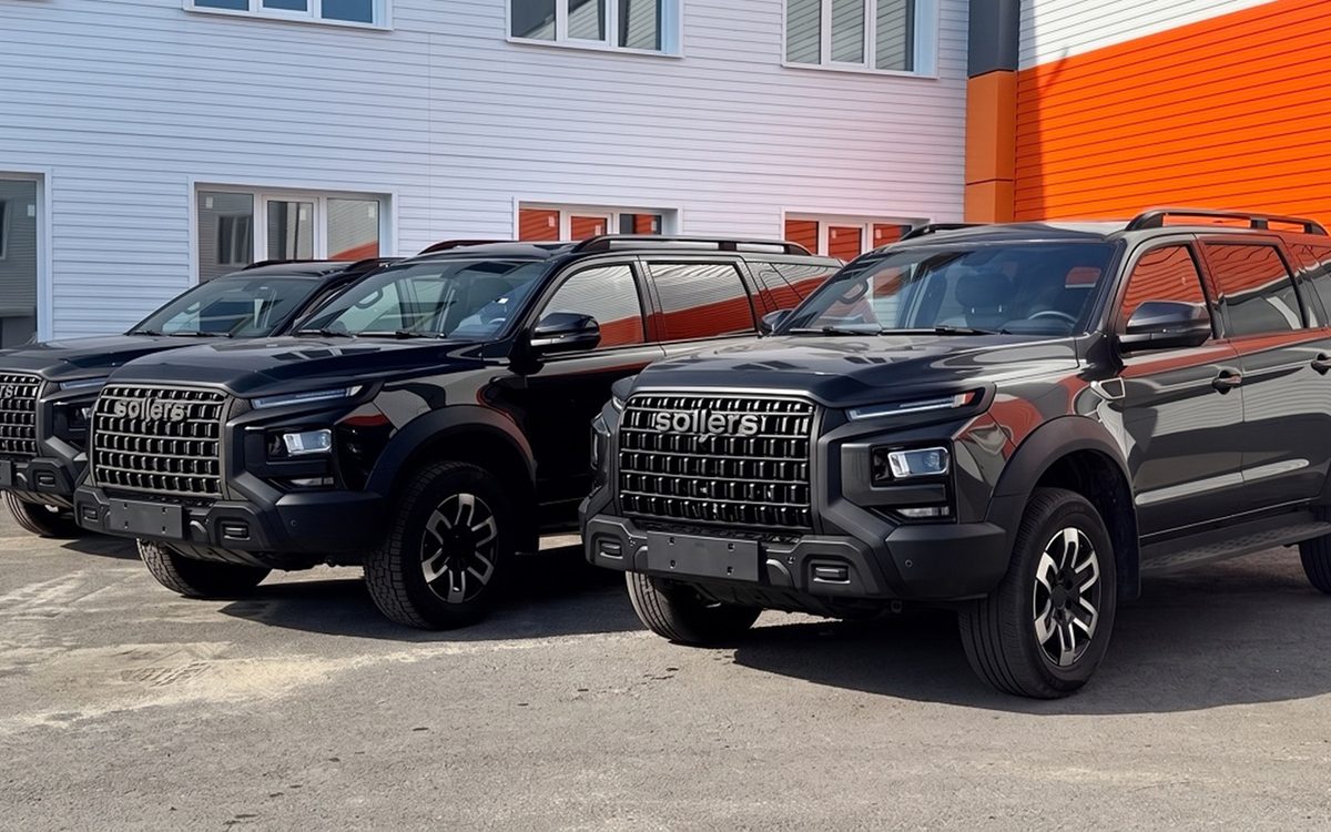 Готовые Sollers S9 с фирменной решёткой радиатора на площадке завода