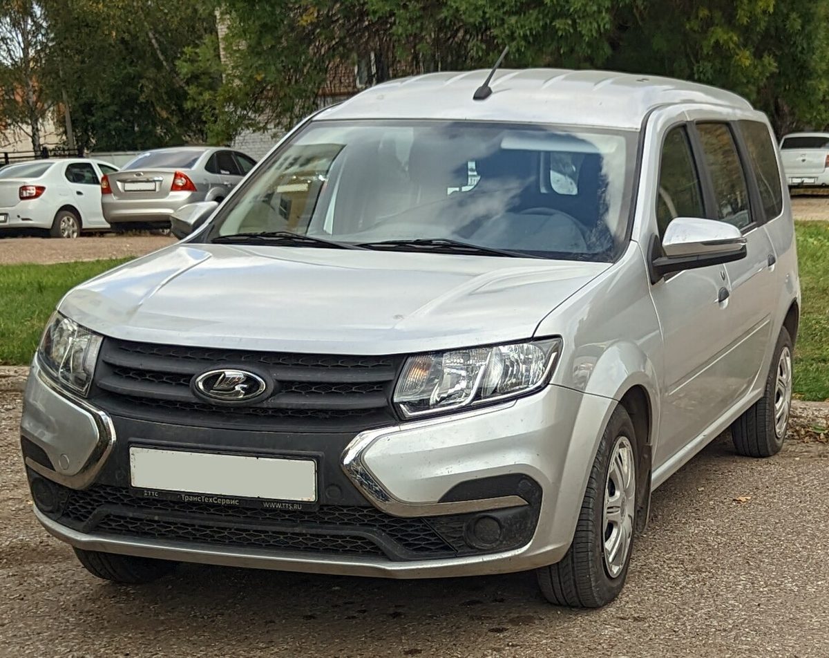 Серебристая Lada Largus универсал, вид спереди сбоку