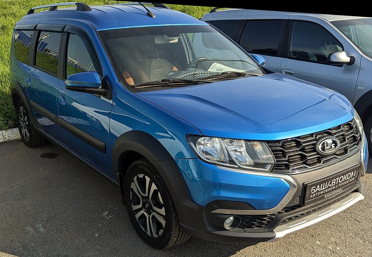 Lada Largus Cross синего цвета с повышенным клиренсом, вид спереди