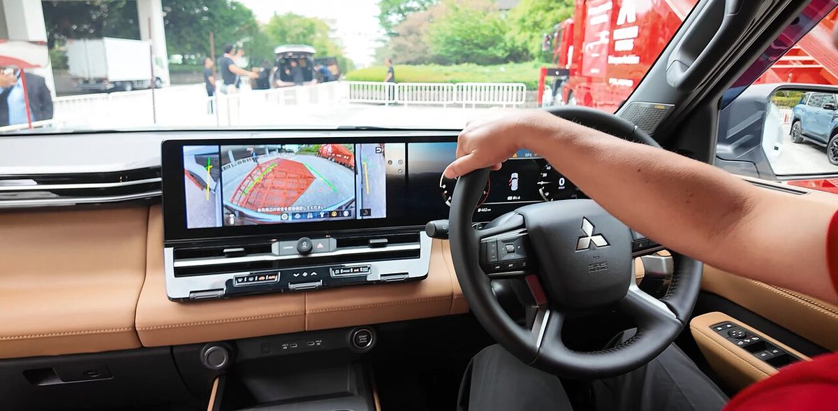 Салон нового Mitsubishi Pajero (праворульная версия): широкий экран мультимедиа и цифровая приборная панель