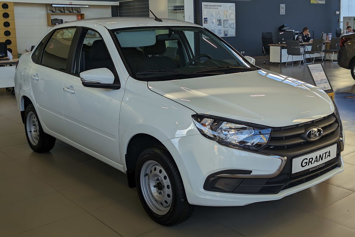 Белая Lada Granta в автосалоне — самая продаваемая модель в России по итогам сентября 2026 года