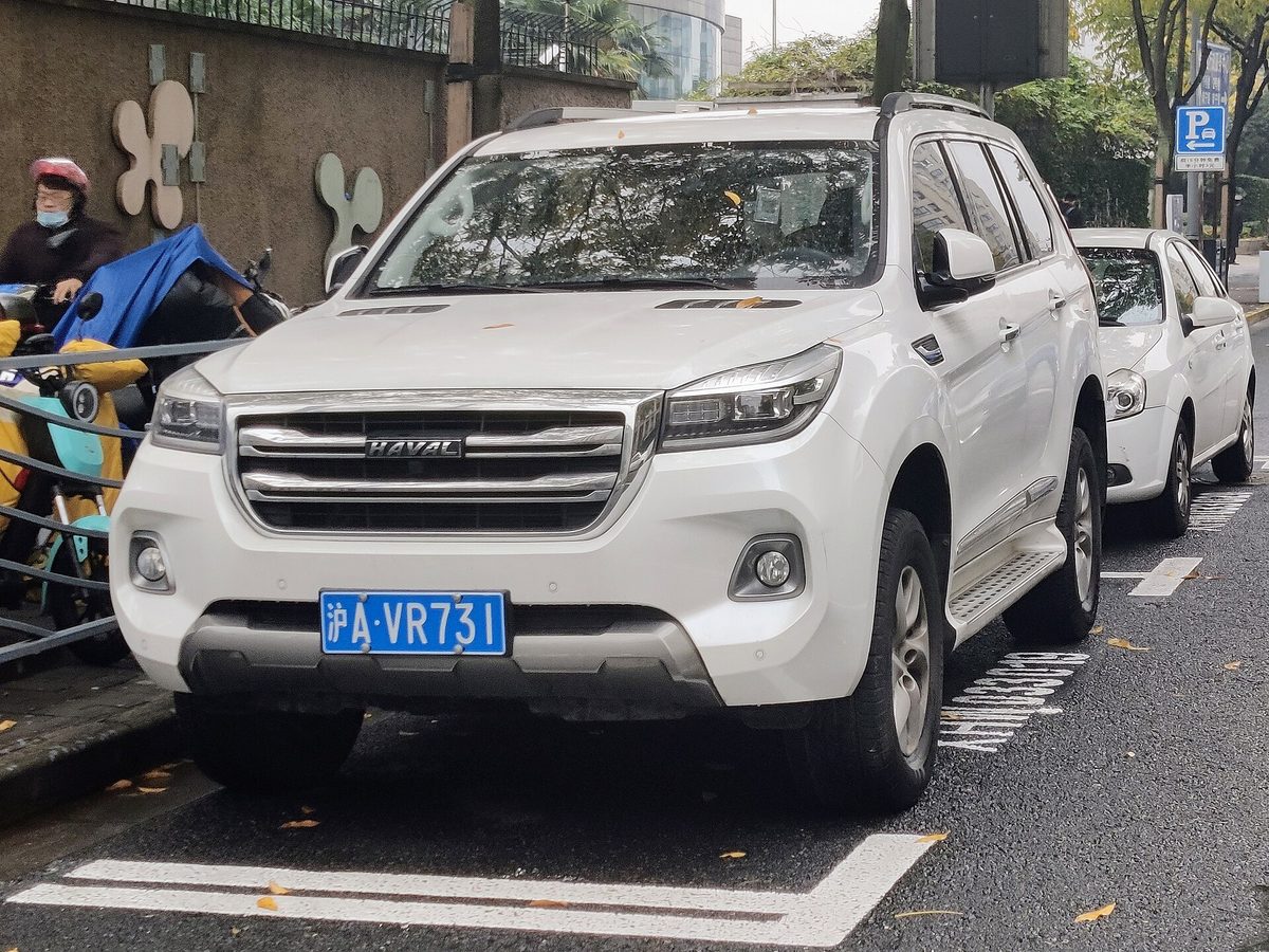 Haval H9 белого цвета, вид спереди на улице