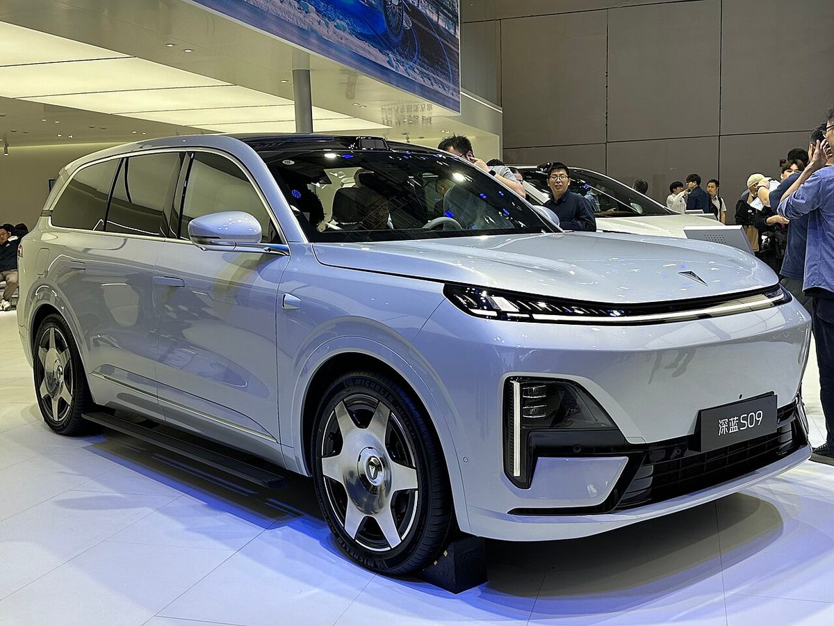 Deepal S09 (в Китае — Changan Shenlan S09), вид спереди на автосалоне