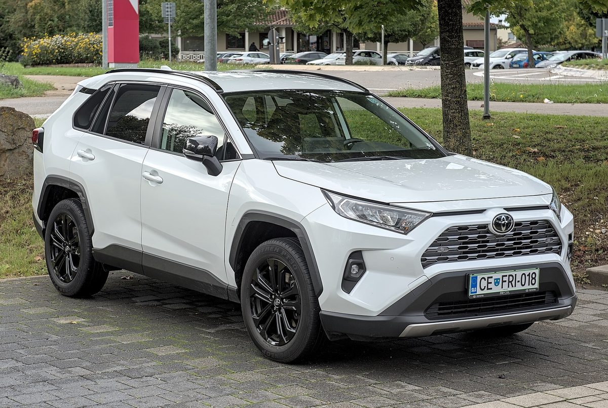 Toyota RAV4 Hybrid текущего поколения (XA50), белый, вид спереди три четверти — одна из моделей, подорожавших у российских дилеров