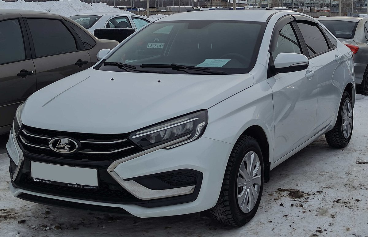 Белая Lada Vesta, вид спереди