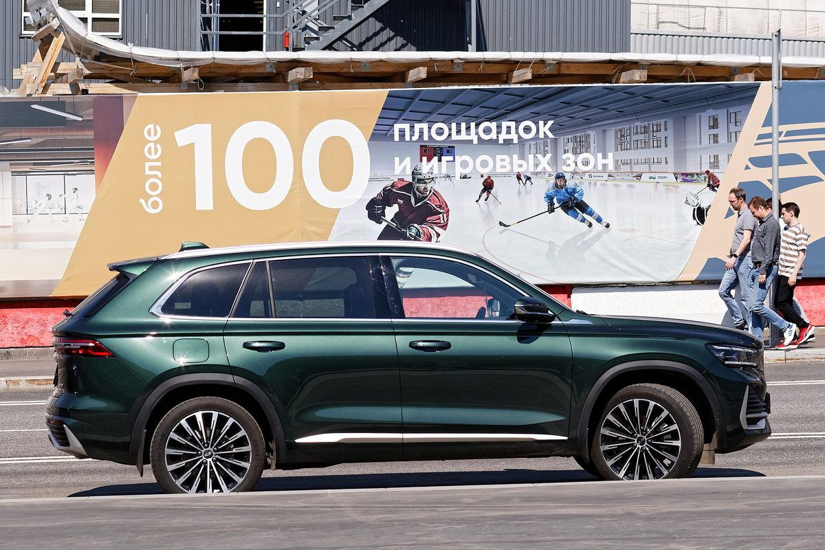 Тёмно-зелёный Geely Monjaro на улице в Москве — одна из моделей, которые чаще всего страхуют по КАСКО