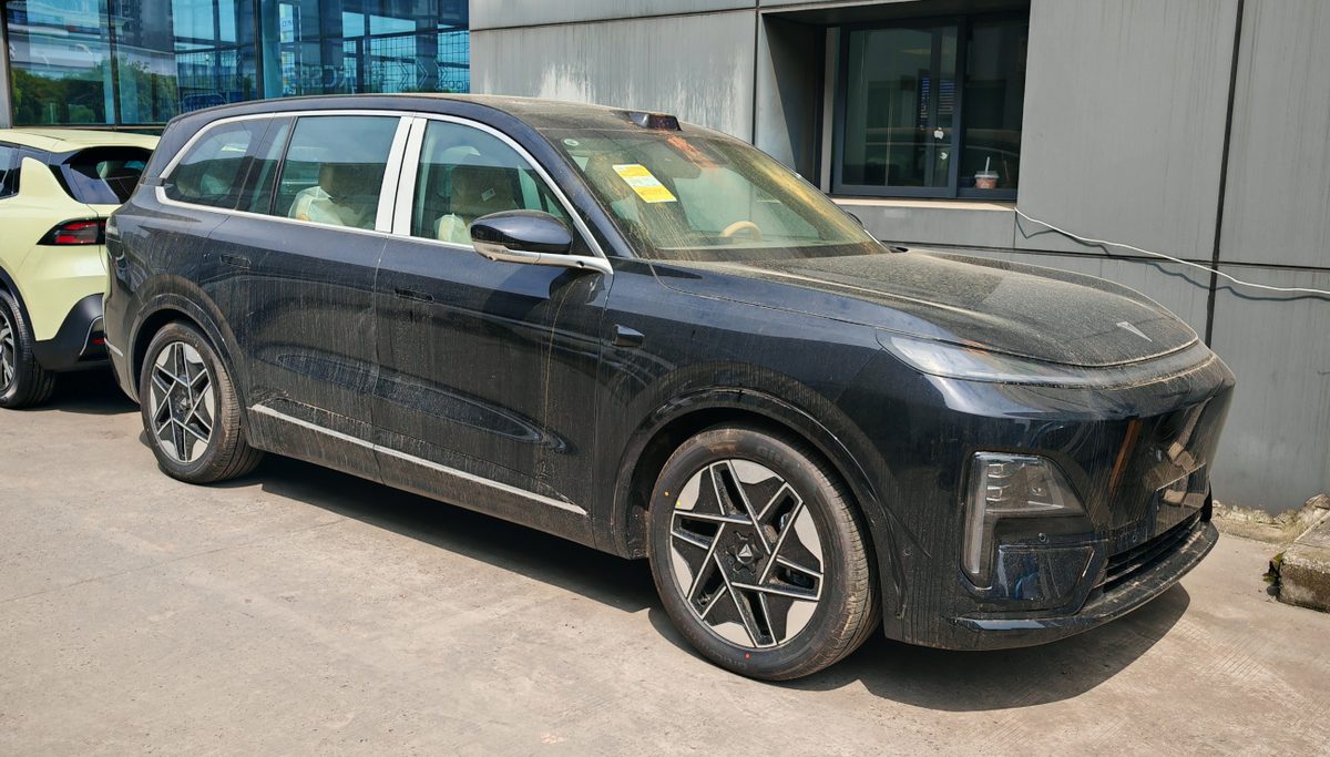 Кроссовер Changan Deepal S09 на парковке в Китае