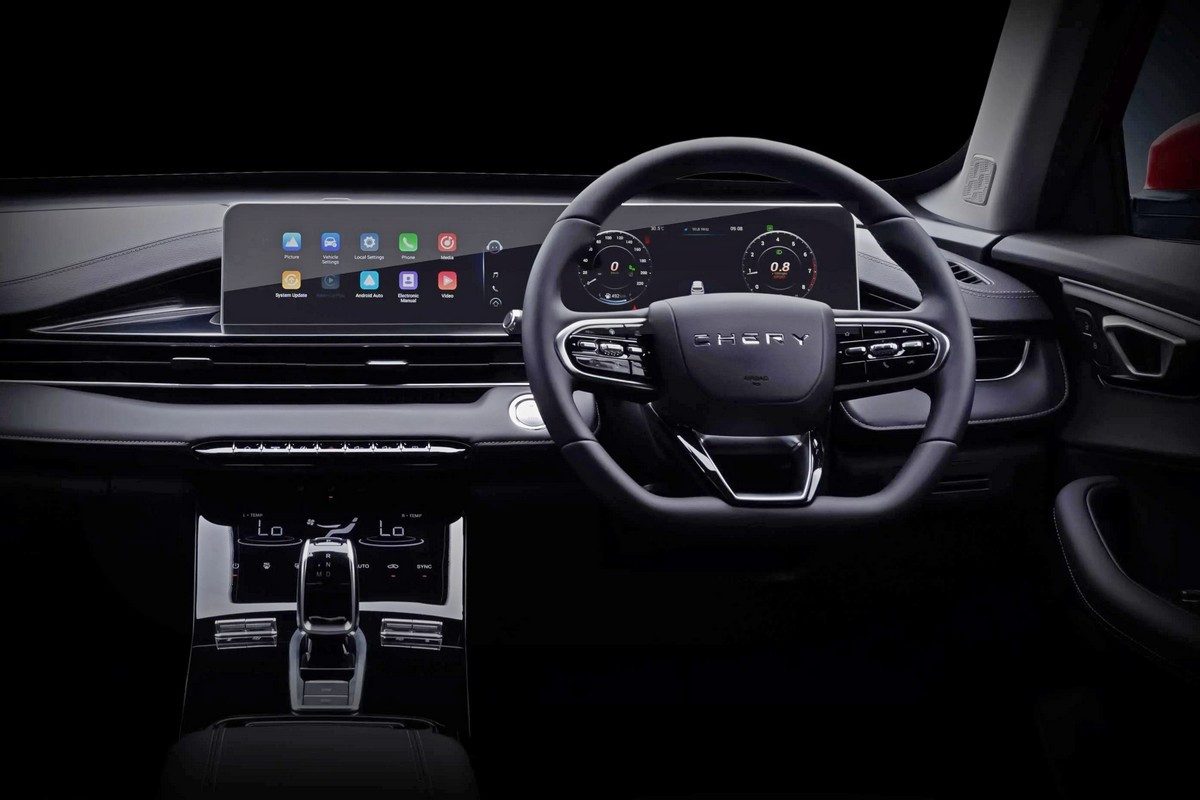 Салон Chery Tiggo 4 Pro: приборная панель, руль с эмблемой Chery и центральный сенсорный экран, официальное пресс-фото