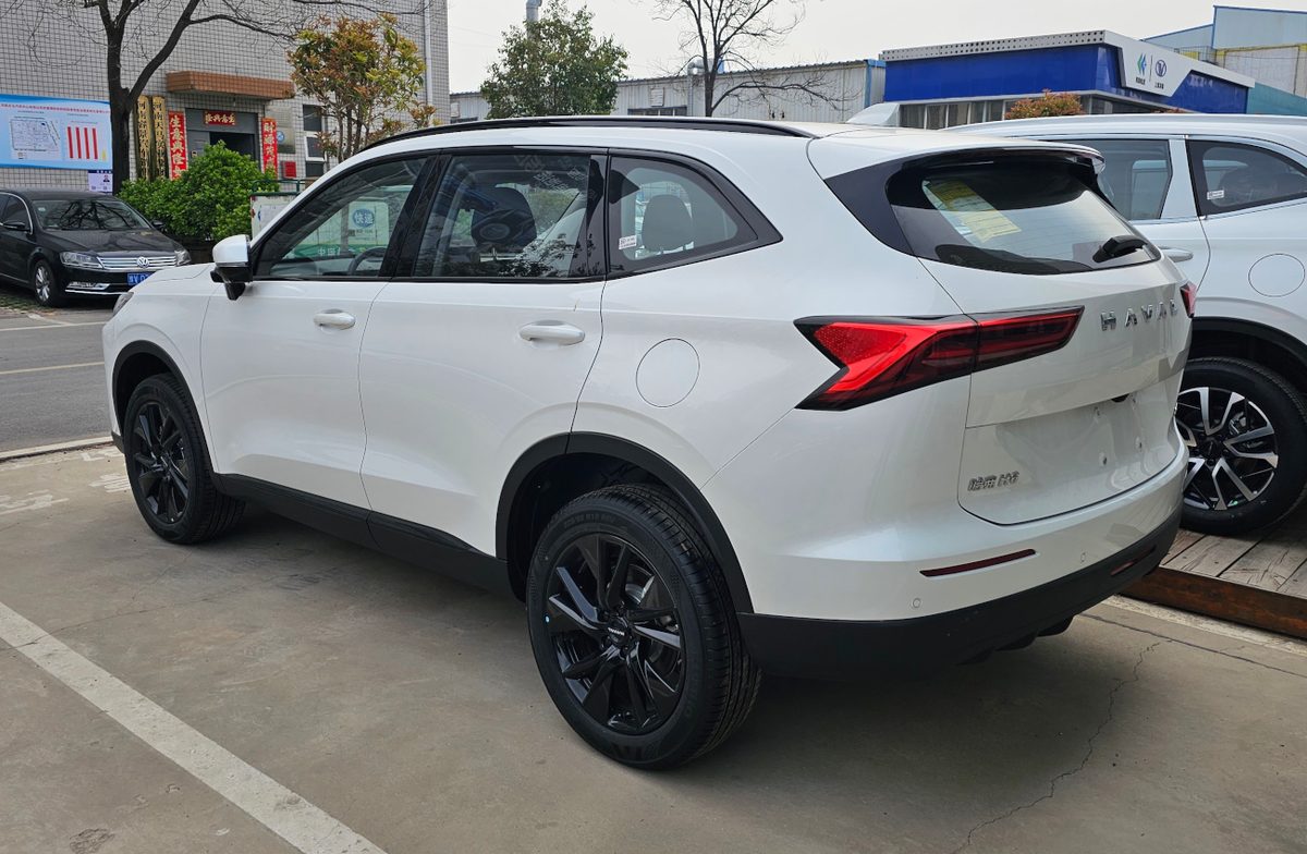 Haval H6 третьего поколения (рестайлинг), белый, вид сзади три четверти