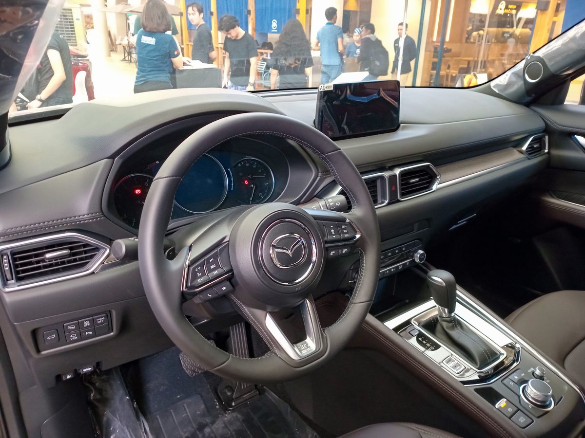 Салон Mazda CX-5 — руль, приборная панель и центральная консоль