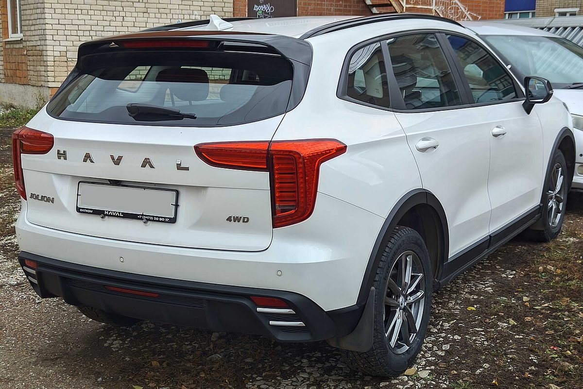 Белый Haval Jolion, вид сзади