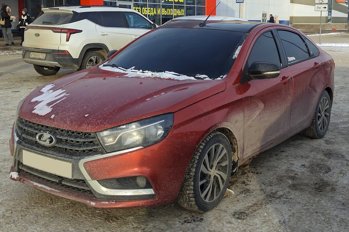 Красная Lada Vesta 50th Anniversary на заснеженной парковке — вторая по продажам модель в России в сентябре 2026 года