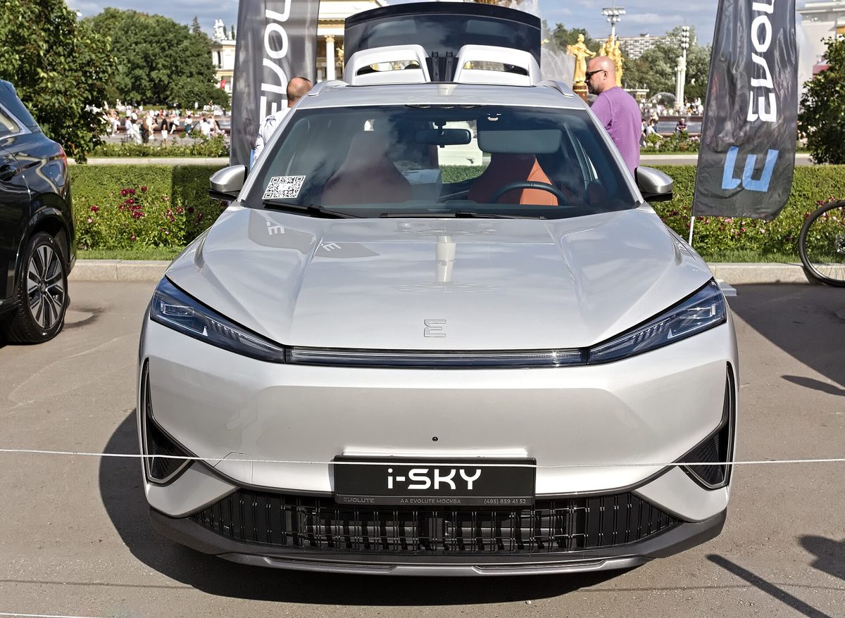 Серебристый Evolute i-Sky с табличкой «i-SKY» на автошоу в Москве, вид спереди