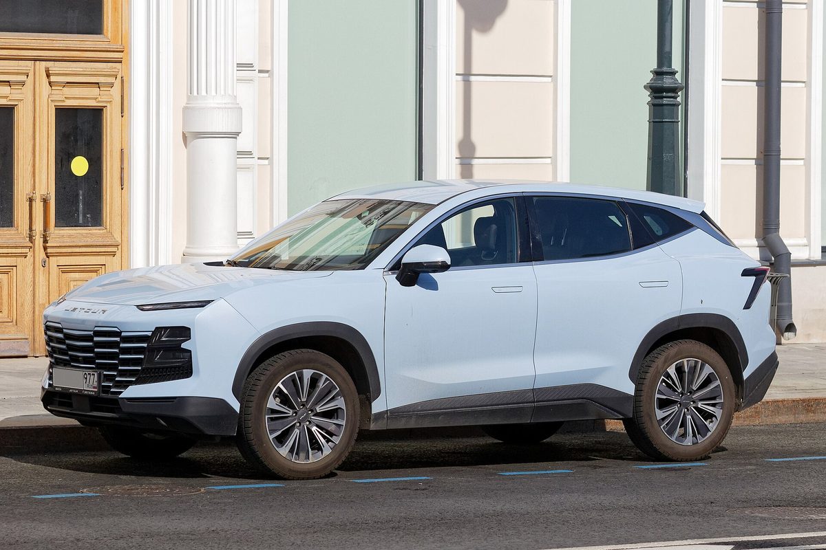 Светло-серый Jetour Dashing, вид сбоку, сфотографирован в центре Москвы в мае 2026 года