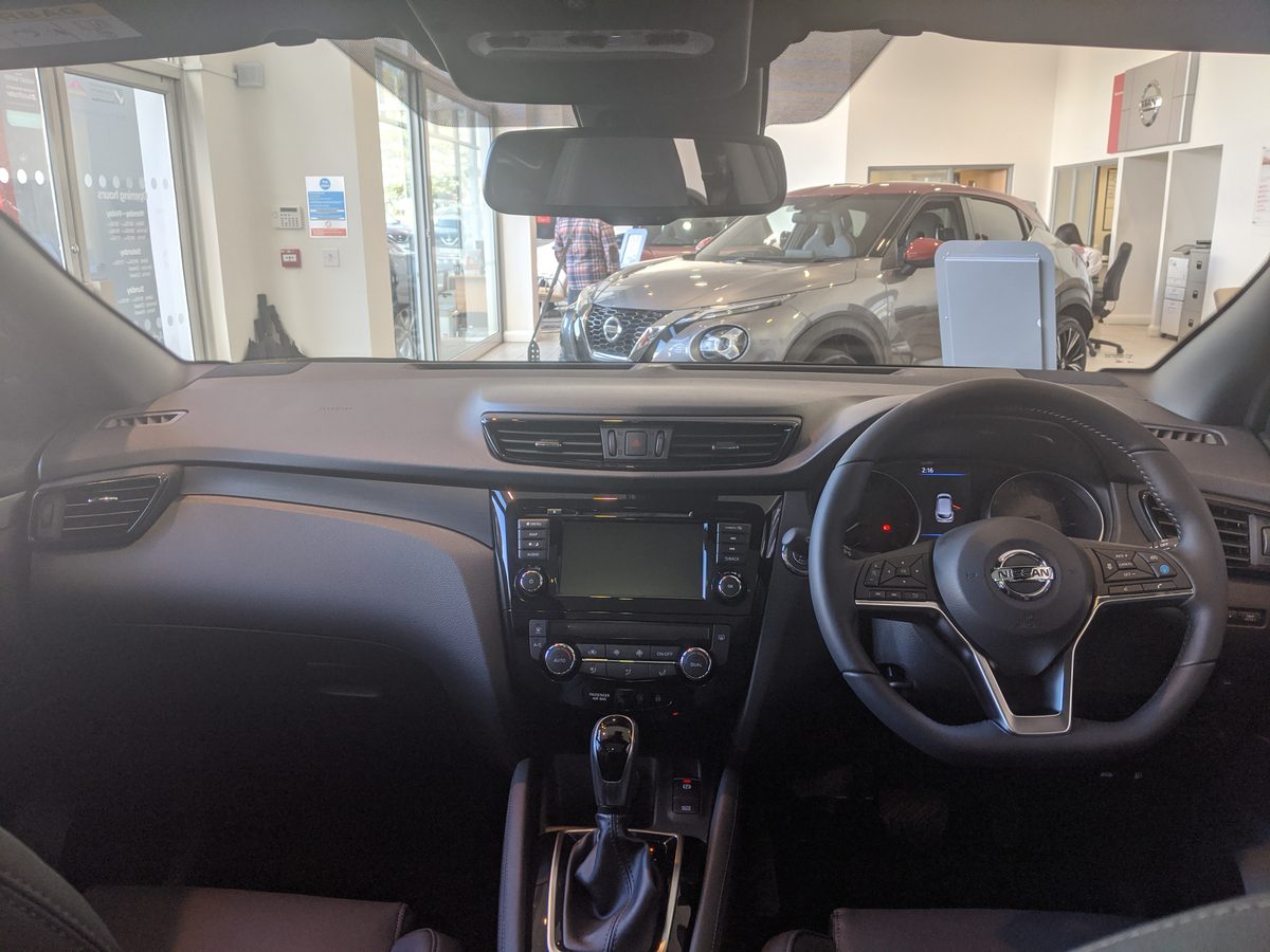 Салон Nissan Qashqai — руль и центральная консоль