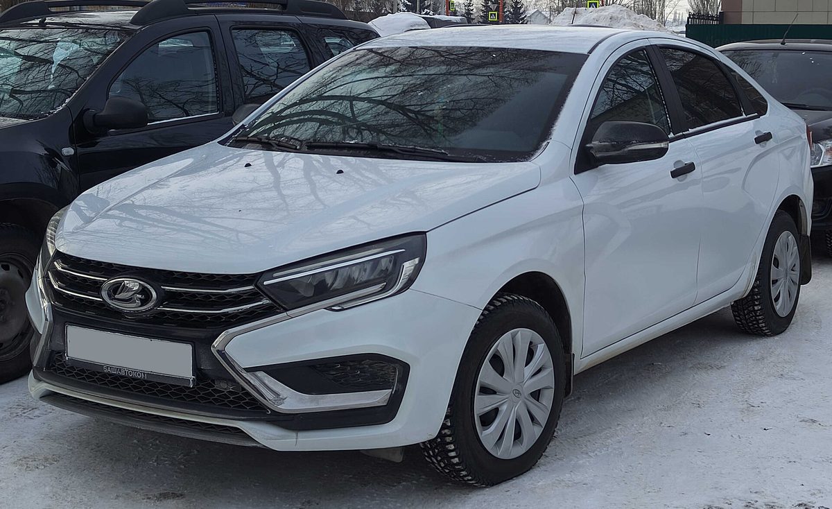 Белый седан Lada Vesta нового поколения (NG) зимой — на фото бензиновая версия, CNG-модификация внешне отличается только шильдиком и заправочным лючком под метан