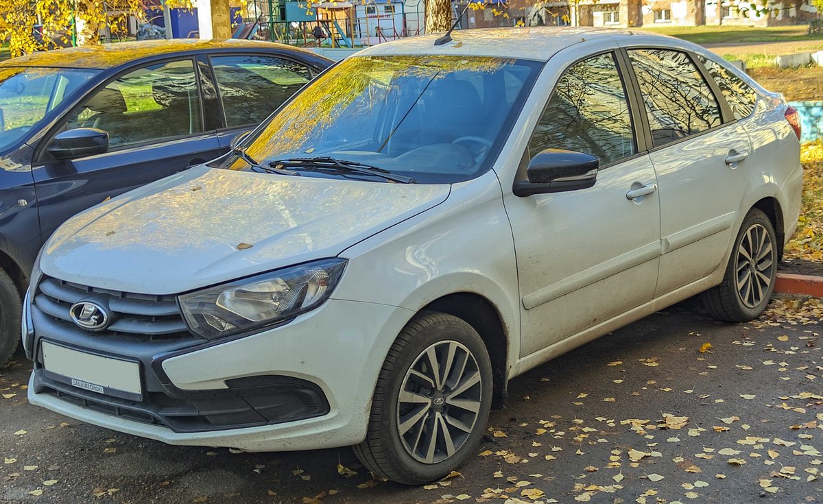 Белый лифтбек Lada Granta 2023 года, вид спереди сбоку