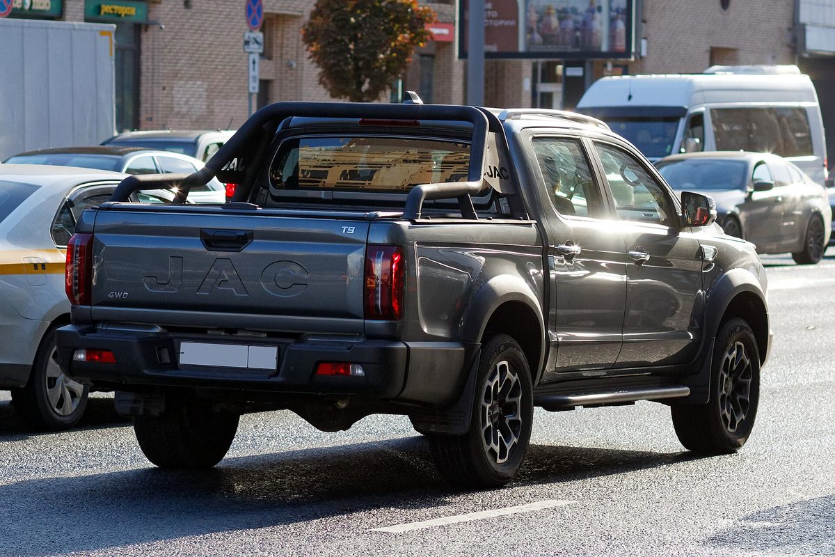 Пикап JAC T9 на улице в Москве — модель, ставшая лидером продаж в своём сегменте в сентябре 2026 года