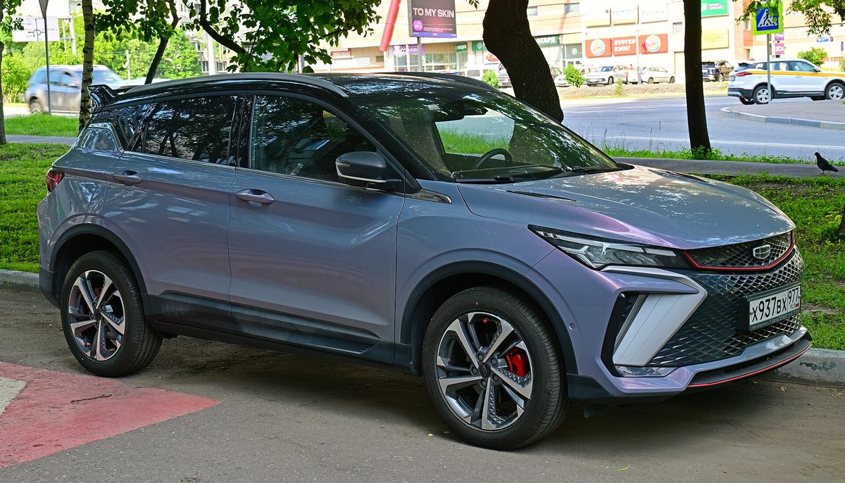 Серо-сиреневый Geely Coolray на парковке в Москве, вид сбоку, 2026