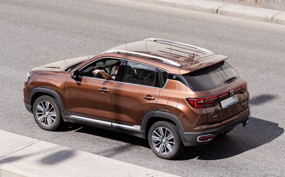 Коричневый Changan CS35 Plus на дороге в Москве, вид сзади-сбоку, май 2026