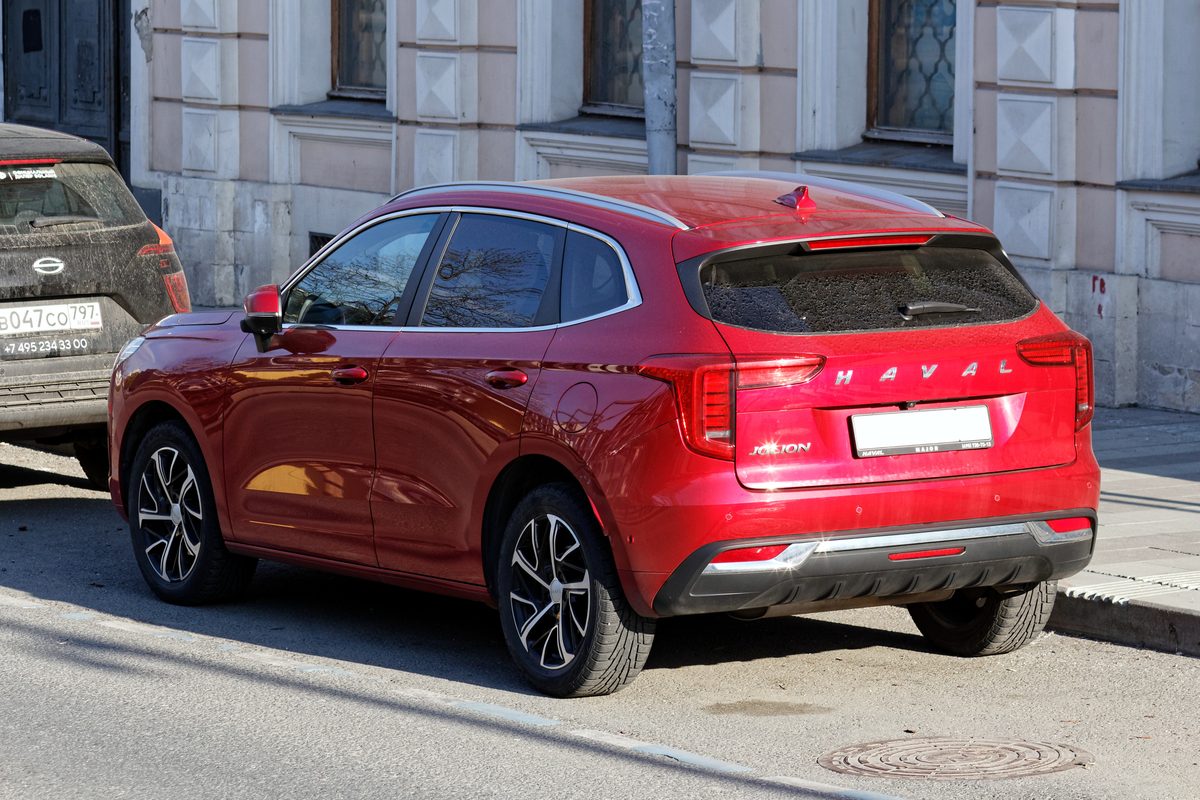 Haval Jolion красного цвета сзади, Москва, май 2026 года
