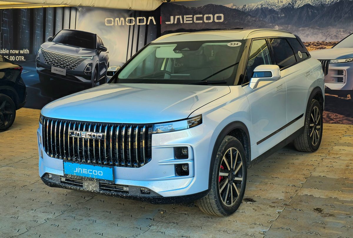Jaecoo J7 на автосалоне, вид спереди, с хорошо видимой эмблемой JAECOO на решётке радиатора