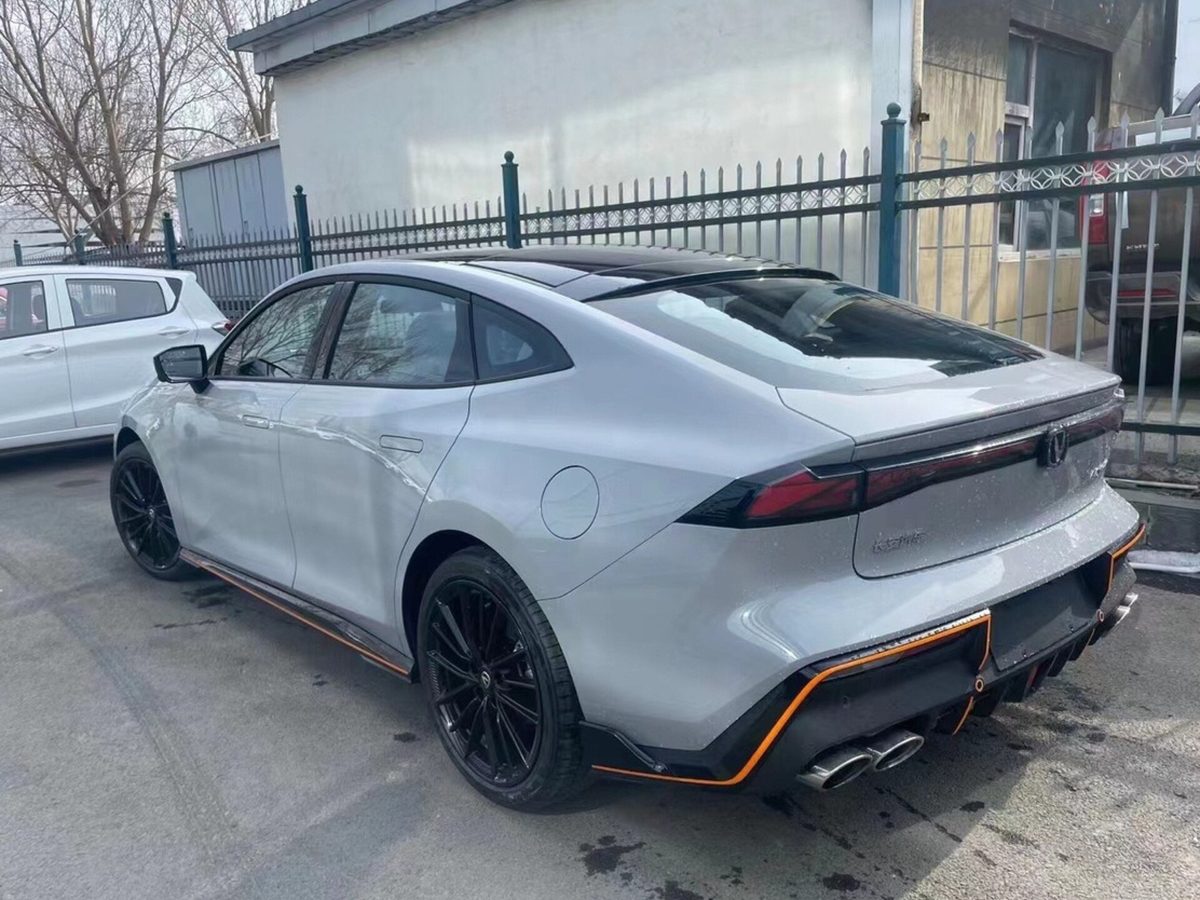 Светлый Changan UNI-V сзади-сбоку, виден покатый силуэт лифтбека и спойлер