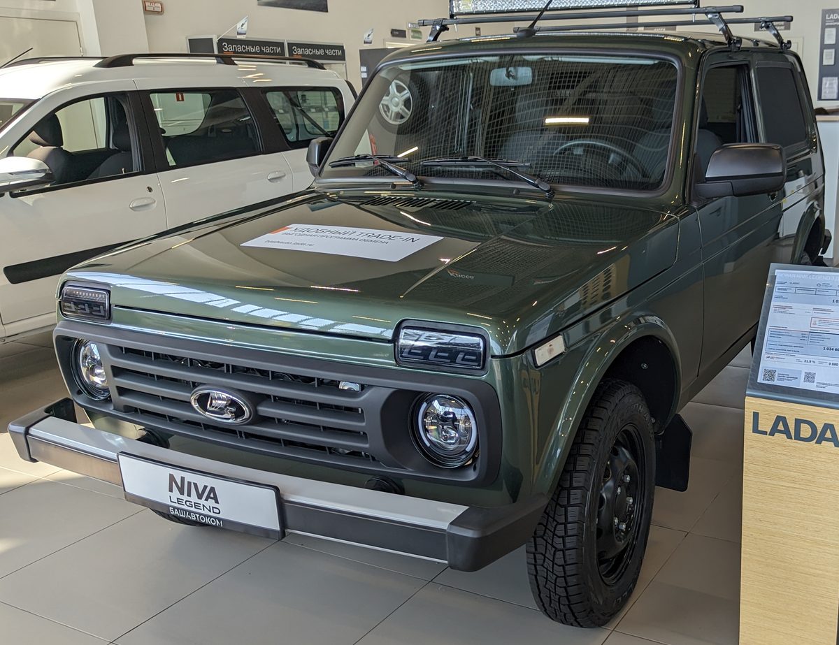 Обновлённая Lada Niva Legend в автосалоне
