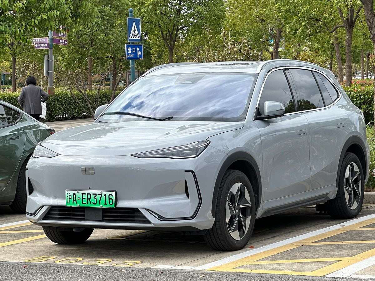 Серый электрический кроссовер Geely Galaxy E5 — модель, которая на экспортных рынках, включая Россию, продаётся под названием Geely EX5