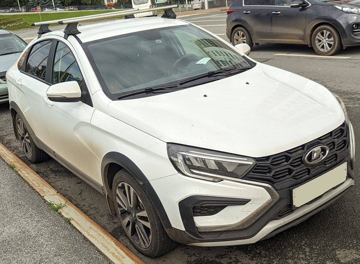 Lada Vesta Cross (приподнятая SW-версия Весты нового поколения) белого цвета, вид спереди три четверти