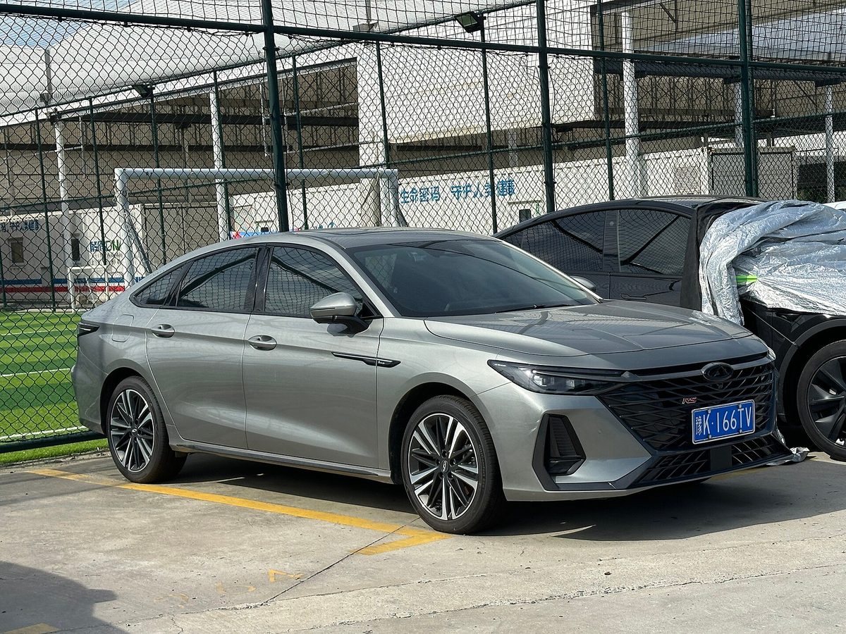 Серебристый седан Chery Arrizo 8 на стоянке, вид спереди-сбоку