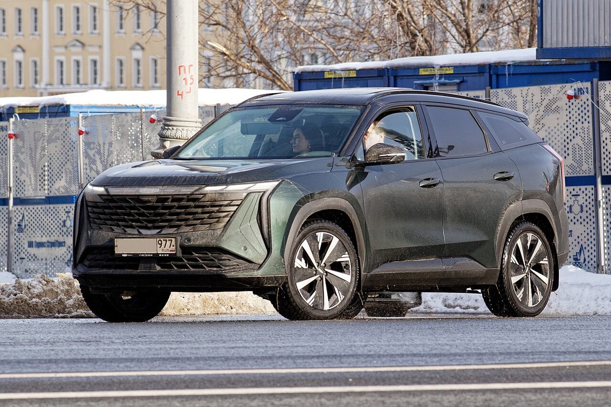 Тёмно-зелёный Geely Cityray на городской улице Москвы