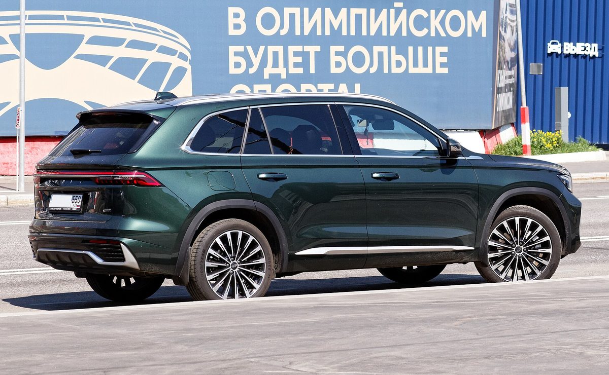 Geely Monjaro тёмно-зелёного цвета, вид сзади-сбоку, Москва, май 2026