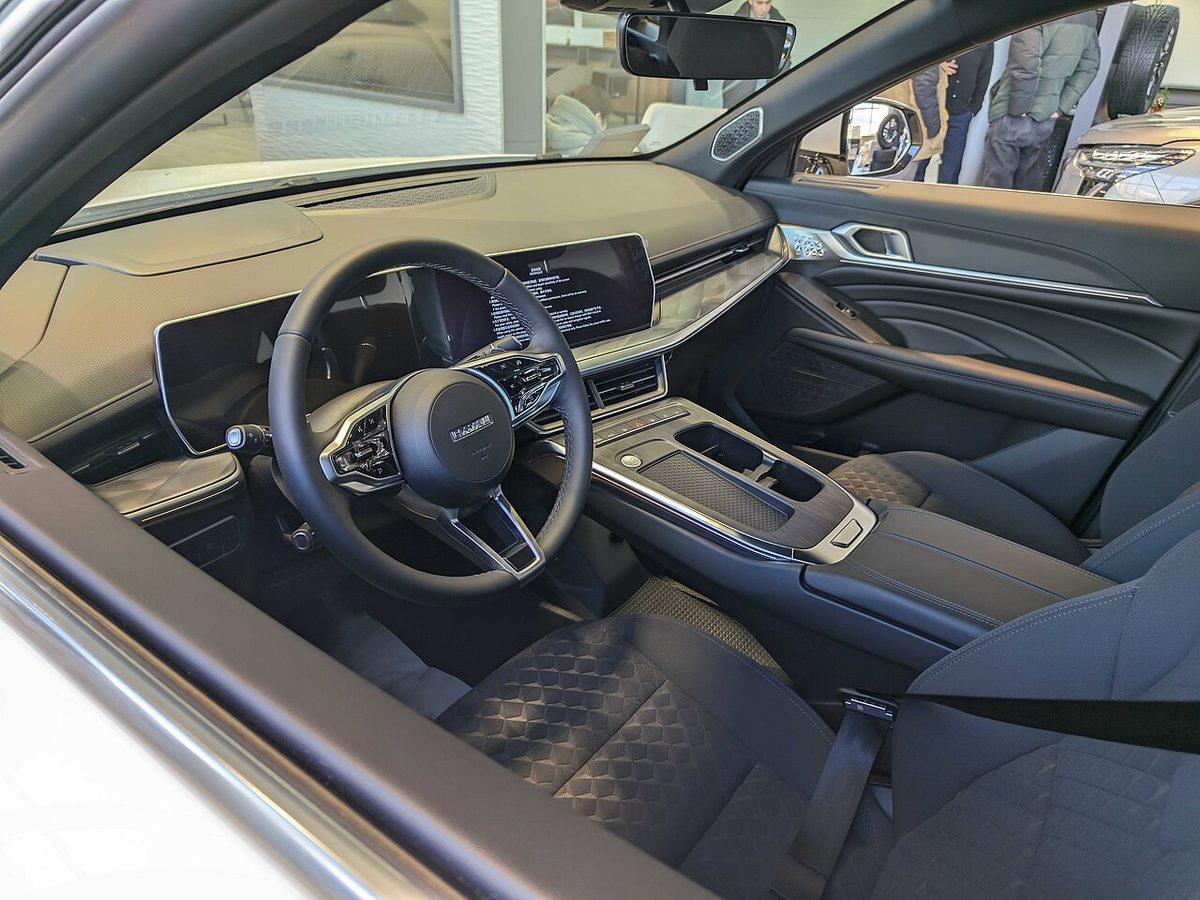 Салон Haval F7: цифровая приборная панель, широкий экран мультимедиа и тканевые сиденья