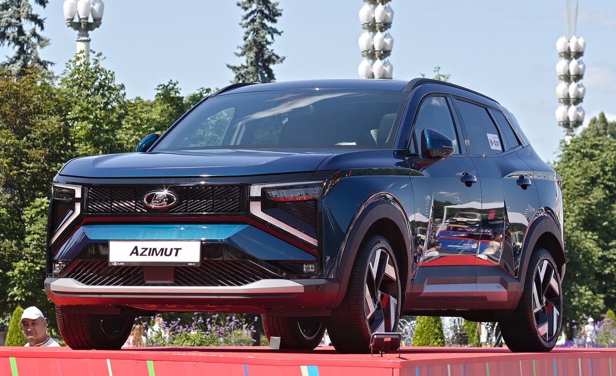 Синий предсерийный Lada Azimut на подиуме выставки «Про движение» в Москве, вид спереди (бензиновая версия, гибрид публично не показан)