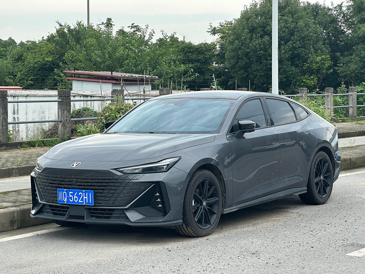 Серый лифтбек Changan UNI-V на дороге, вид спереди-сбоку