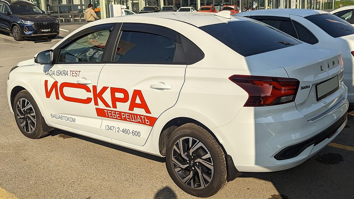 Белый седан Lada Iskra 2025 года, вид сзади сбоку