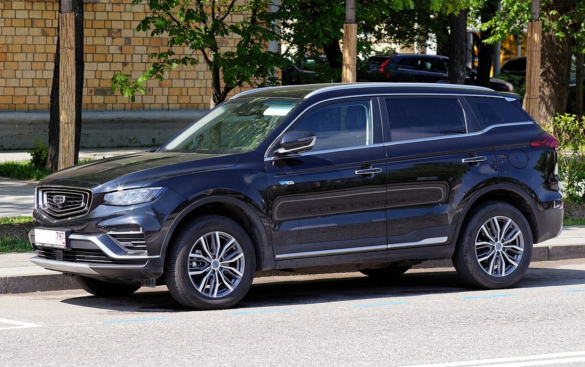 Geely Atlas Pro, вид спереди сбоку, Москва