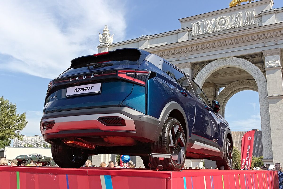 Lada Azimut, вид сзади на выставке у арки ВДНХ