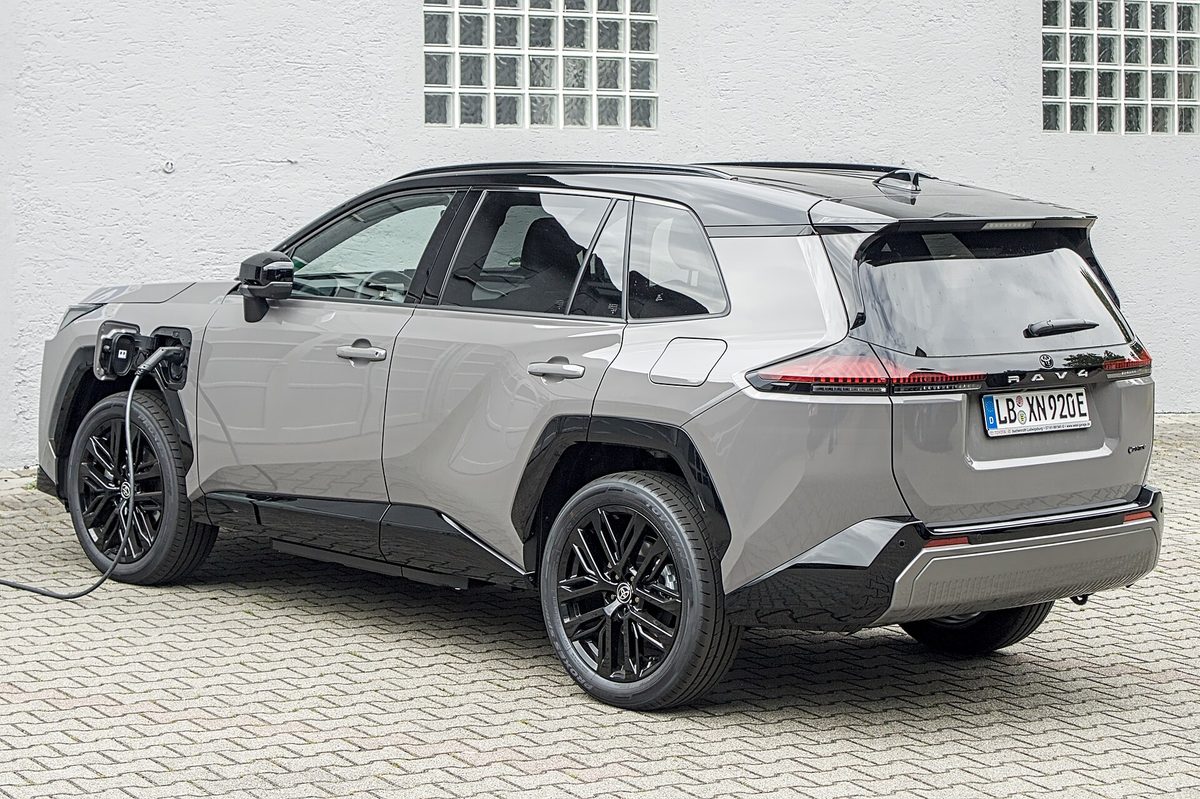 Toyota RAV4 шестого поколения (версия Core Plug-in Hybrid для европейского рынка) — в Россию по параллельному импорту поступает китайская версия этого же поколения с простым бензиновым мотором, без гибридной силовой установки