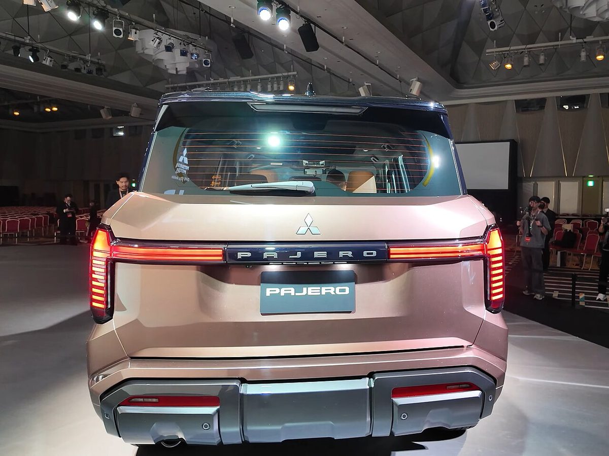 Mitsubishi Pajero пятого поколения, вид сзади