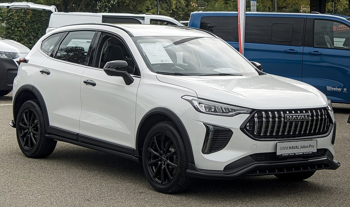 Белый Haval Jolion Pro на автосалоне — модель, на примере которой в статье разбирается доплата за полный привод