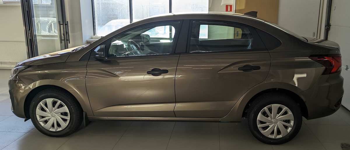 Lada Iskra седан коричневого цвета, вид сбоку в автосалоне
