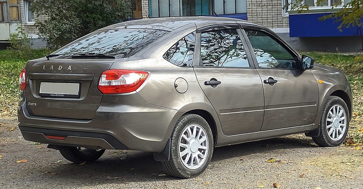 Lada Granta в кузове лифтбек коричневого цвета, вид сзади сбоку