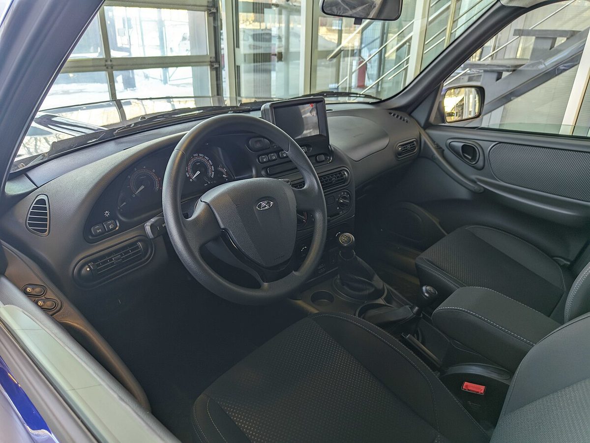 Салон Lada Niva Travel: руль, приборы, экран мультимедиа и рычаги коробки передач и раздаточной коробки