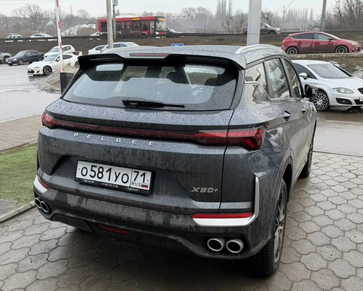 Belgee X50+ сзади: новая светодиодная полоса фонарей и шильдик X50+