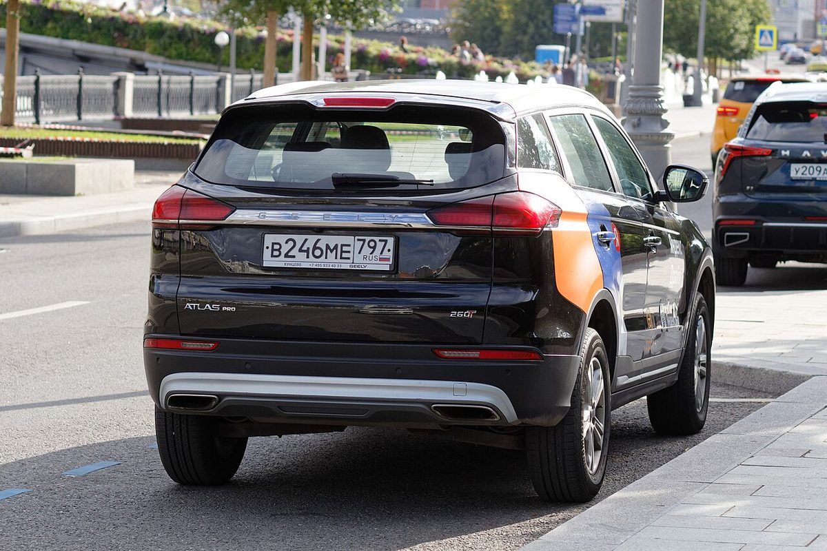 Geely Atlas Pro 260T сзади, Москва